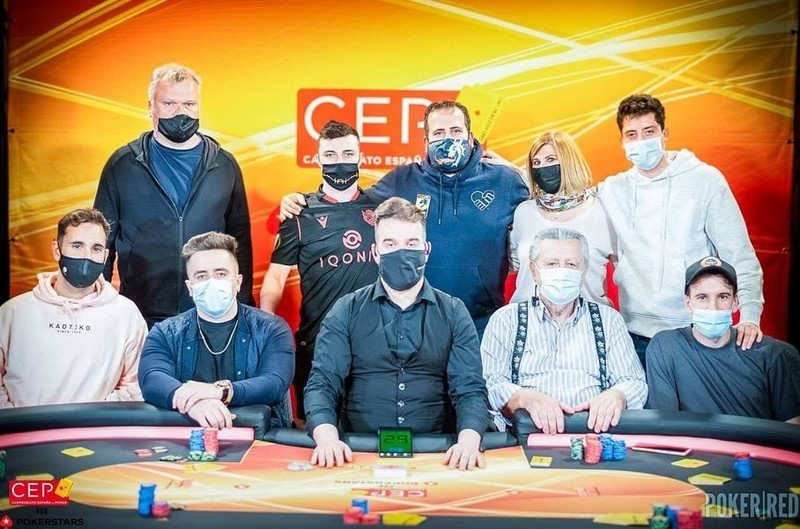 Adrián Viñuela con otros participantes en el torneo