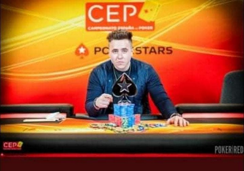 Adrián Viñuela luce el trofeo de campeón
