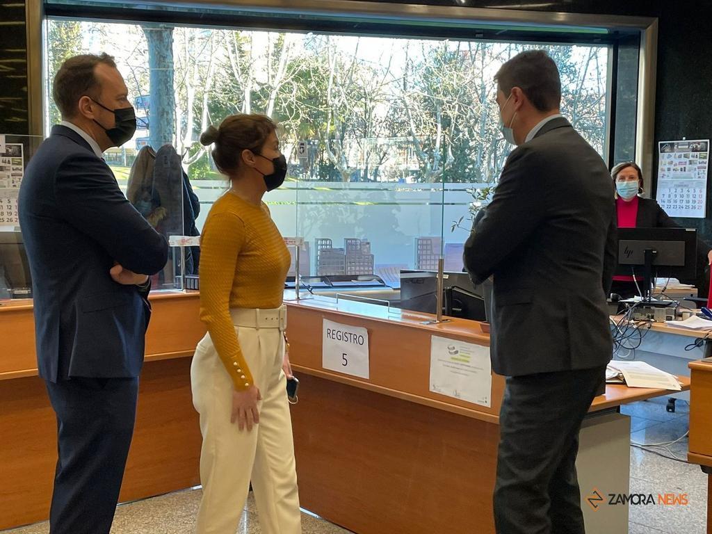 Ángel Ibáñez durante su visita a la Delegación Territorial de la Junta