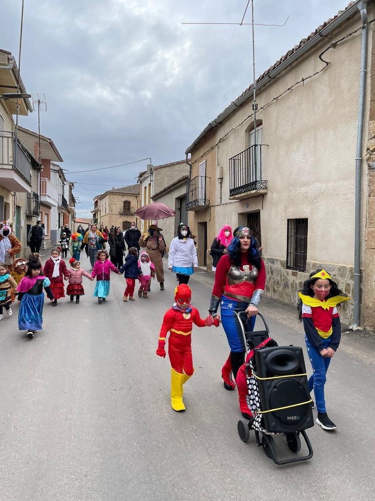 Los pequeños participantes en el carnaval de Villamor de los Escuderos