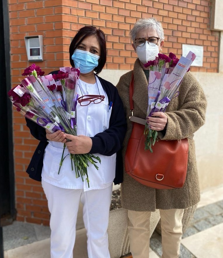 CCOO reparte claveles morados por el 8M a las trabajadoras de residencias