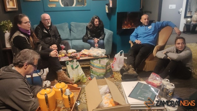Cena de los integrantes del convoy para reponer fuerzas