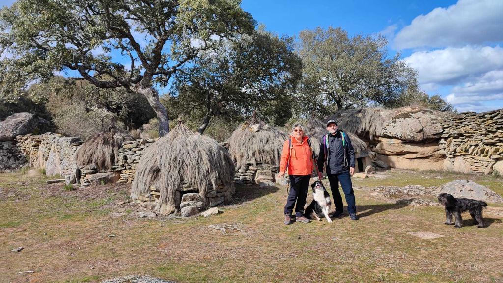 Ana y su marido Rubén en los chiviteros de Torregamones