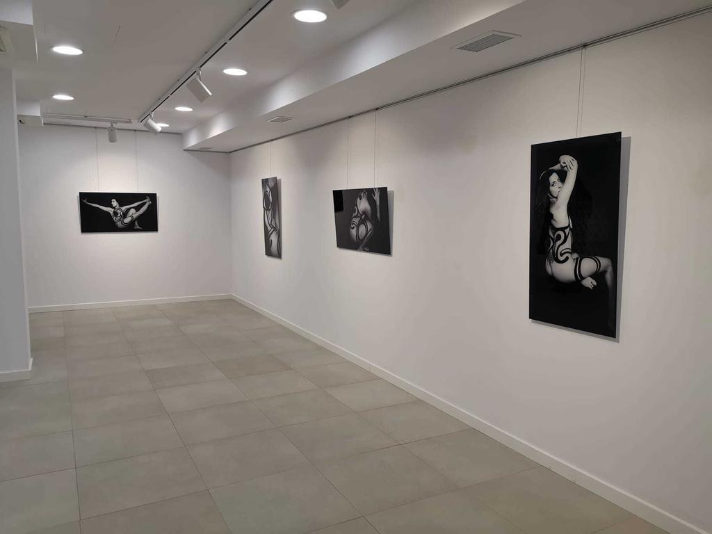 Exposición de "Soy quien quiero ser" en la sala de exposiciones del Ayuntamiento de Santa Eulalia del Río, Ibiza
