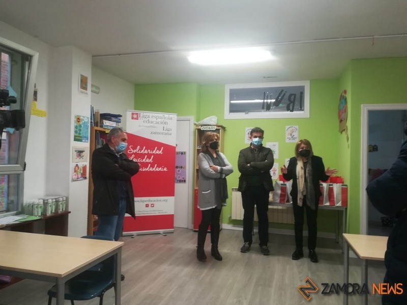Acto de entrega de libros de la Liga Zamora de la Educación