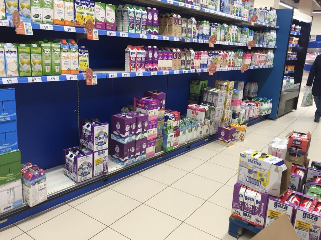Supermercado zamorano reponiendo a primera hora de la mañana las baldas de leche