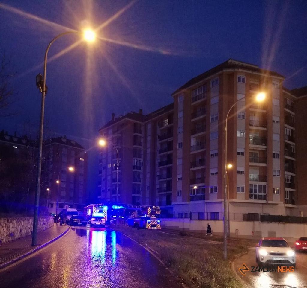 Los bomberos intervienen en una vivienda en la calle Consejo de Europa