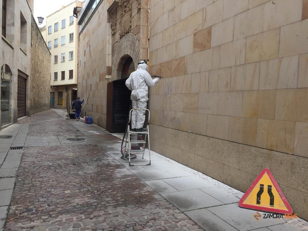 Trabajadores limpiando la fachada del Museo Etnográfico