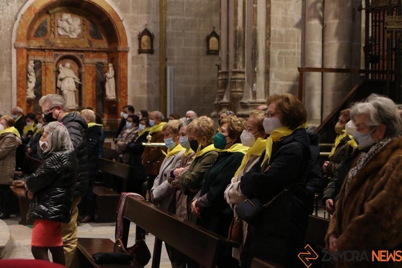 Fieles en el rezo en la Catedral. Foto Marcos Vicente