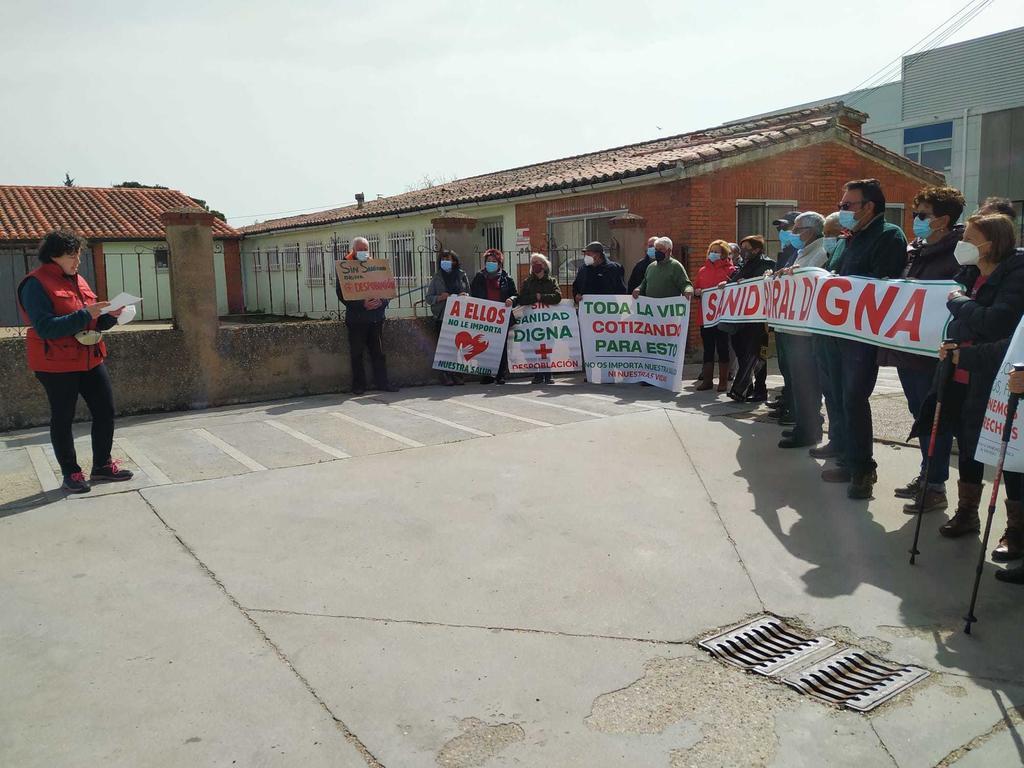 Ángeles Santos procede a la lectura del manifiesto de la Plataforma en Defensa de la Sanidad Pública de Sayago