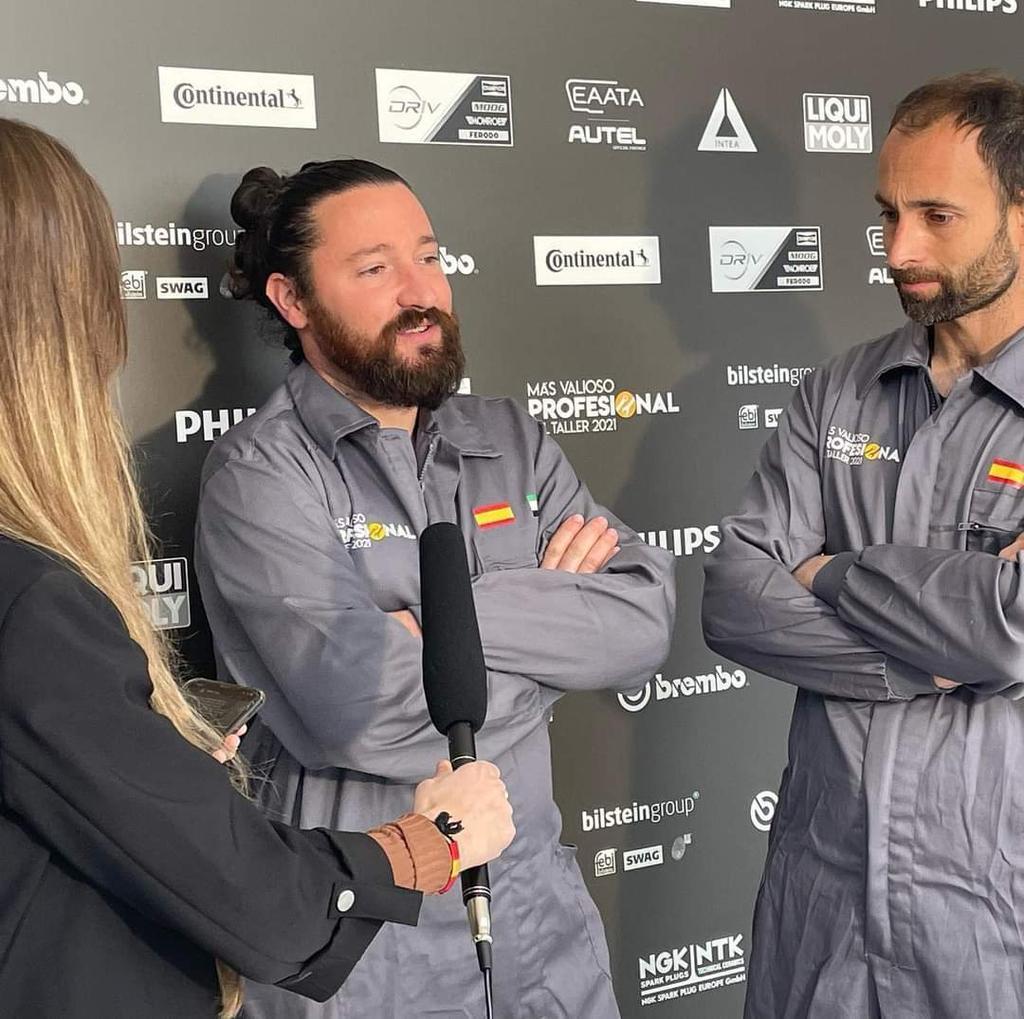 El zamorano Iván Martín Báez junto a su compañero Diego Morán de Badajoz tras obtener el tercer premio en el Campeonato de España de electromecánica