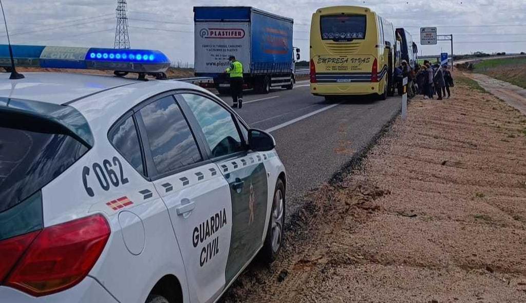 Accidente en la A-66 por reventón de dos ruedas en un autobús a la altura de Roales