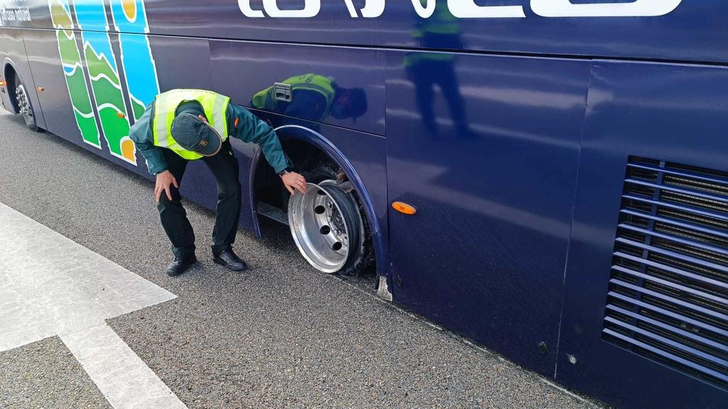 Accidente en la A-66 por reventón de dos ruedas en un autobús a la altura de Roales