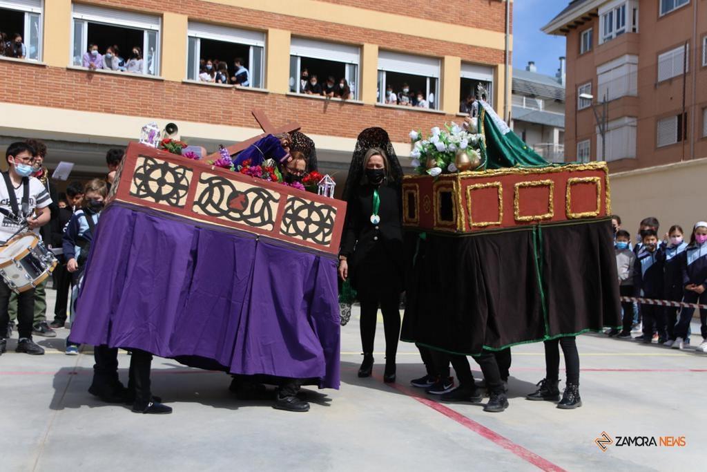 Los alumnos del Amor de Dios desfilan con la imagen de la Esperanza y el Nazareno de San Frontis