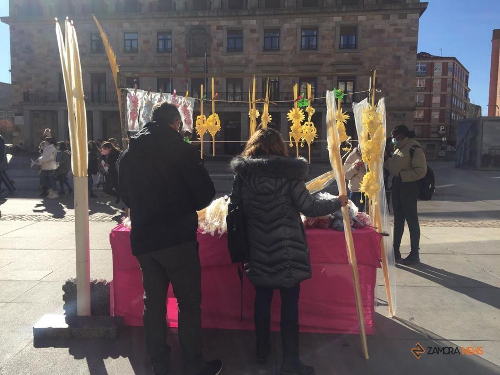 Puesto de venta de palmas en la plaza de la Constitución
