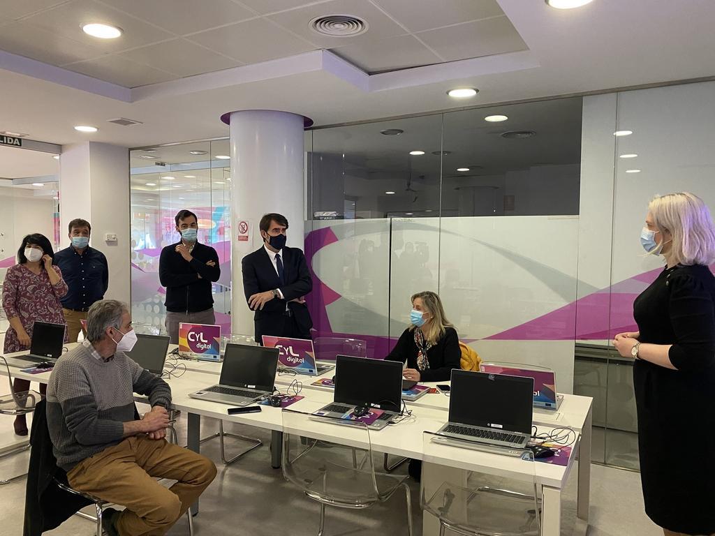 IMGEsta financiación permitirá ampliar el alcance del programa Castilla y León Digital (‘CyL Digital’), una iniciativa de la Consejería de Fomento y Medio Ambiente que tiene como objetivo la formación en competencias digitales de los ciudadanos de Castilla y León.

En primer lugar, se va a desarrollar el ‘Programa en competencias digitales para los ciudadanos de Castilla y León’. Esta actuación está financiada con 2,5 millones de euros por los fondos FEDER, a través de la ayuda financiera REACT, como parte de la respuesta de la Unión Europea a la pandemia de Covid-19.

Atención especial en zonas rurales, autónomos y micropymes

Con ello se pretende desarrollar un programa en competencias digitales básicas, medias y avanzadas para los ciudadanos, especialmente en zonas rurales y con atención especial a la formación de autónomos y micropymes para incentivar el teletrabajo y la digitalización de sus negocios.

El proyecto incluye, asimismo, la implementación de programas formativos, el desarrollo de la plataforma software de certificación de competencias de Castilla y León ( www.tucerticyl.es ), la mejora de la conectividad en los centros formativos y la creación de centros de competencias digitales en el medio rural, en colaboración con ayuntamientos y diputaciones.

Para la creación de centros de competencias digitales en el medio rural se espera dotar con equipos informáticos a aulas dependientes de ayuntamientos, desde donde se pueda formar y asesorar a los ciudadanos en competencias digitales, y facilitar el acceso a servicios digitales como la administración electrónica, la banca online, la compra y la comunicación a través de Internet.

Fondos europeos para garantizar la formación a 35.000 ciudadanos

Este programa será complementario a la financiación proveniente del Mecanismo europeo de Recuperación y Resiliencia, en el marco de la Componente 19 del Plan de Recuperación, Transformación y Resiliencia (C19.I1 'Competencias digitales transversales'), que persigue garantizar la formación en competencias digitales básicas de la ciudadanía, poniendo énfasis en colectivos en riesgo de exclusión digital, como son las personas mayores, personas con bajos niveles de renta, de zonas no urbanas o con bajo nivel educativo.

A la comunidad autónoma de Castilla y León le ha correspondido un presupuesto de 7.384.840 euros de estos fondos europeos, con el objetivo de formar en competencias digitales a 35.166 ciudadanos con un mínimo de 10 ECTS (250 horas) por persona, antes de finalizar 2025.

9 Espacios CyL Digital en las capitales de provincia y 71 centros asociados en zonas rurales

Estas inversiones permitirán ampliar el alcance del Programa ‘CyL Digital’, que se inició en 2009, y que en 2022 cuenta con un presupuesto de cerca de 500.000 euros. ‘CyL Digital’ dispone de 9 centros de formación en las capitales de provincia (los Espacios CyL Digital), y con 71 centros asociados en las zonas rurales, donde los ciudadanos pueden recibir formación y asesoramiento tecnológicos de forma continuada.

CyL Digital cuenta, además, con una completa oferta formativa a través de la modalidad de teleformación, disponible a través de la plataforma www.cyldigital.es .

En la actualidad hay 92.366 usuarios presenciales registrados en los Espacios CyL Digital (15.658 en el Espacio CyL Digital de León), y 35.425 usuarios de teleformación.

Hasta el momento se han impartido 14.140 actividades formativas presenciales (2.487 en el Espacio CyL Digital de León) y 2.151 actividades formativas online.

En los Espacios CyL Digital también se ofrece a los ciudadanos el servicio de certificación de competencias digitales, tuCertiCyL ( www.tucerticyl.es ), mediante el cual los ciudadanos pueden acreditar oficialmente sus conocimientos y habilidades tecnológicas a través de un examen realizado por medios informáticos.

Nueva actividad en el Espacio CyL Digital de León

El consejero de Fomento y Medio Ambiente en funciones, Juan Carlos Suárez-Quiñones, ha hecho esta mañana este anuncio durante una visita al Espacio Castilla y León (CyL Digital) de León, uno de los nueve centros de competencias digitales que gestiona la Junta de Castilla y León, donde hoy ha comenzado una nueva actividad formativa, 'Creatividad fotográfica con el móvil orientada a la promoción del producto'.

Visita Espacio CyL Digital de León