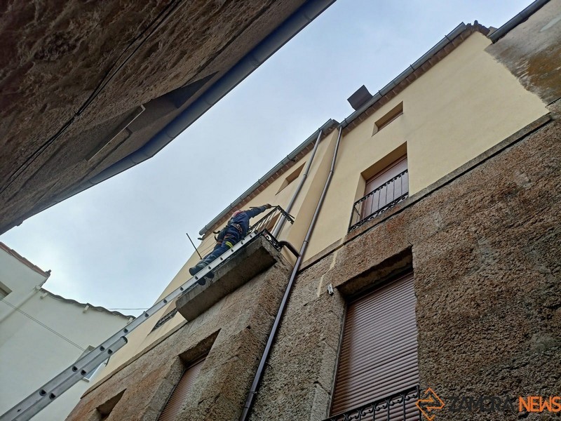 Intervención de los bomberos en una casa de Fermoselle