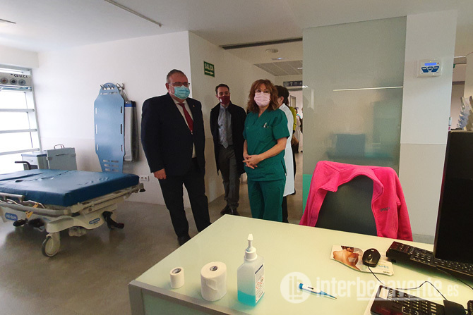 Visita del consejero de Sanidad, Alejandro Vázquez, a la nueva Unidad de diálisis del Hospital de Benavente. Fotografía: Interbenavente
