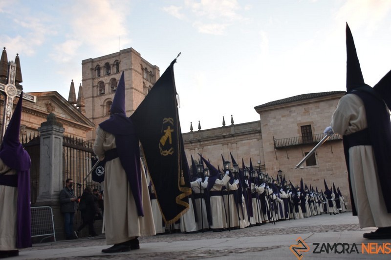 La Cofradía del Vía Crucis a la salida de la Catedral. Foto Aroa Colmenero