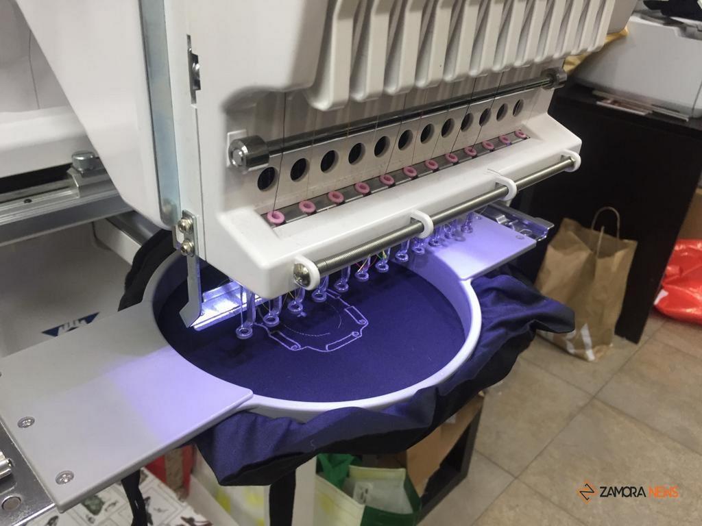 Bastidor realizando un diseño para la Semana Santa
