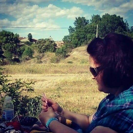 Ángela entregada al ganchillo en el campo de su pueblo