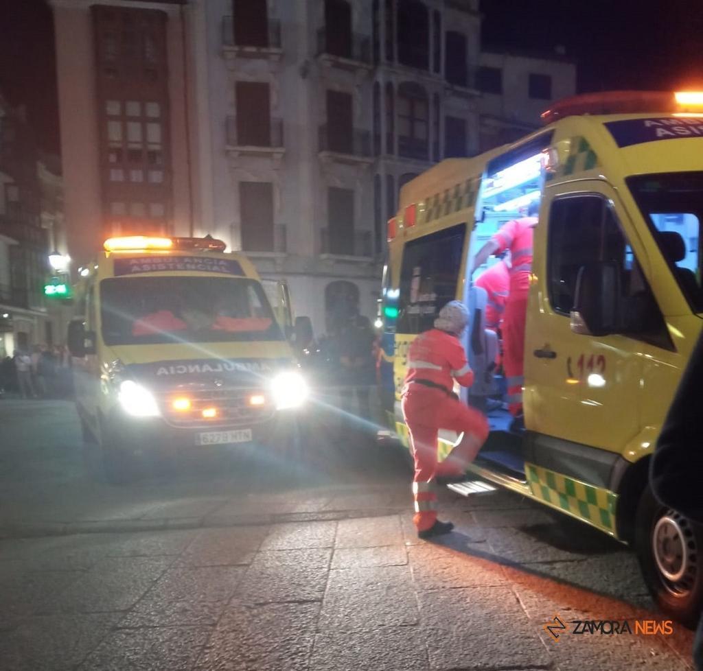 Ambulancias accediendo a la Plaza Mayor en medio de la procesión de la Soledad