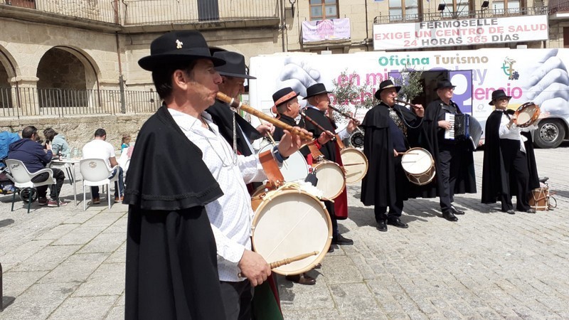 Tamborileros en Fermoselle. Foto cedida