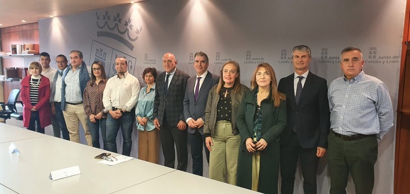 Foto de familia del consejero de Presidencia con los sindicatos