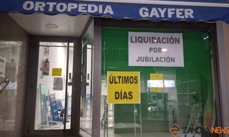 Cartel de jubilación que colgaba de la tienda de Ortopedia, cerrada desde enero