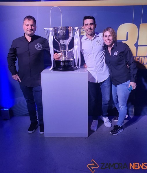 Mohedano posa con la copa de Campeón de Liga del Real Madrid tras servir sus flores de quesos