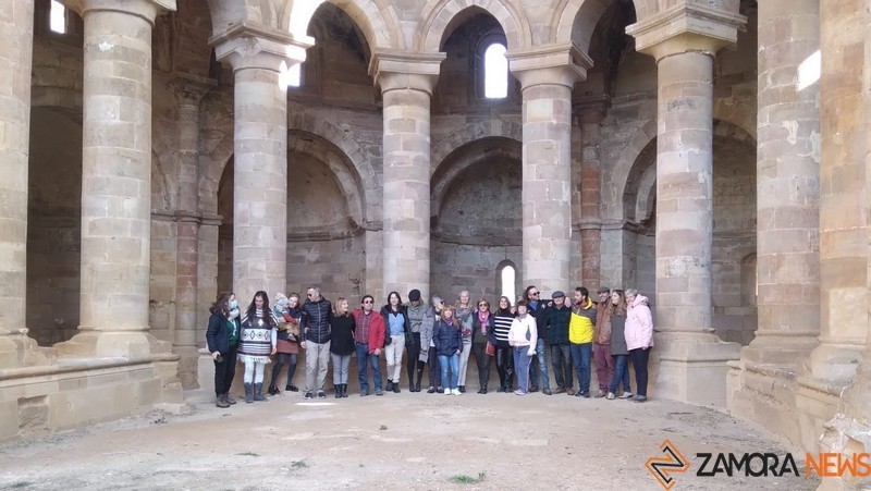 Participantes en el vídeo posan en la cabecera del cenobio
