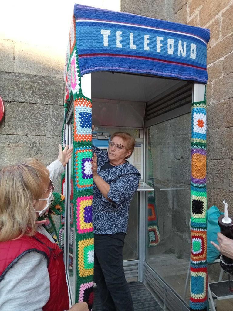 Mujeres de la asociación de Fermoselle decorando la cabina. Fotografía: CEDIDA