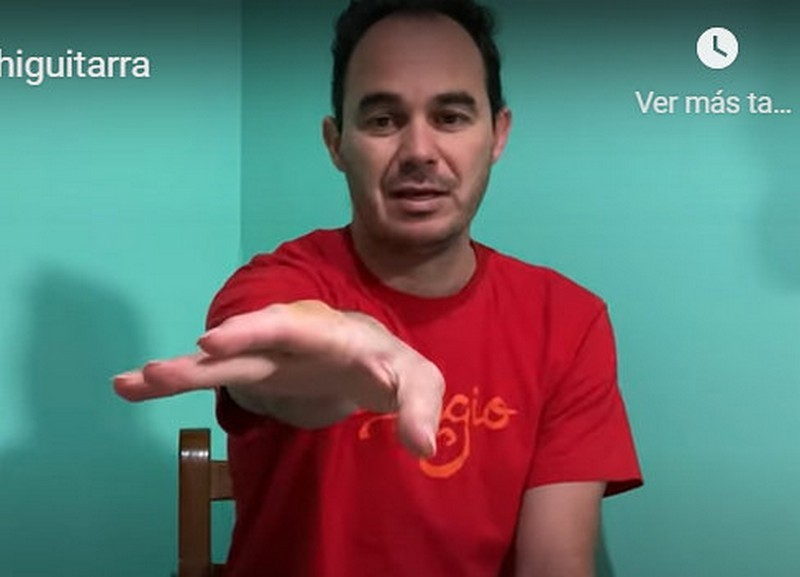 Jesús Enrique Cuadrado muestra el dedo que debe operarse
