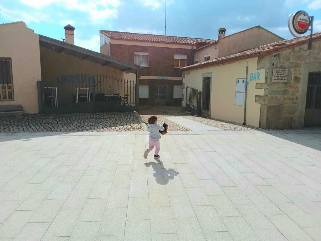 La hija de la familia asentada en Villar del Buey que ha permitido reabrir el bar-restaurante "Argusino"