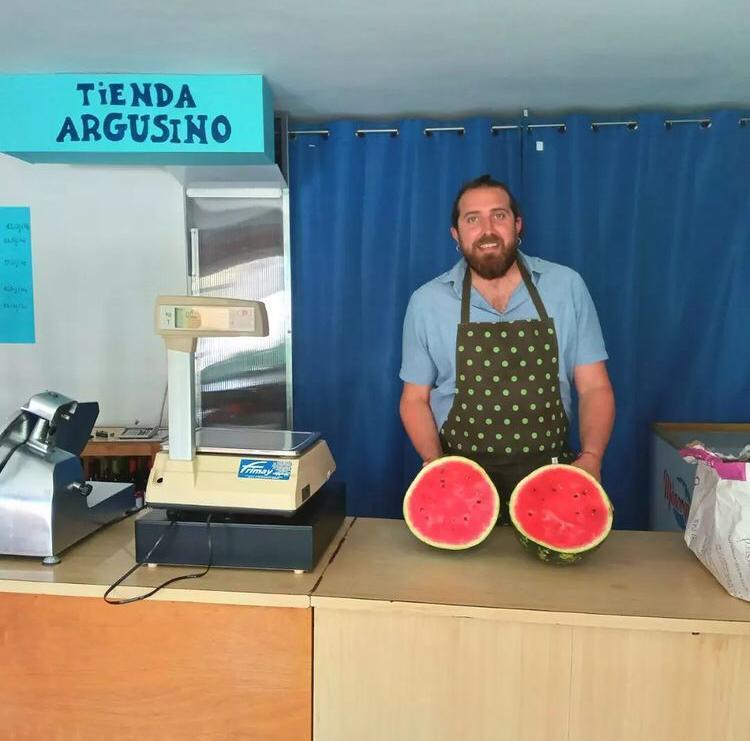 Ricardo en la tienda anexa al bar-mesón "Argusino"