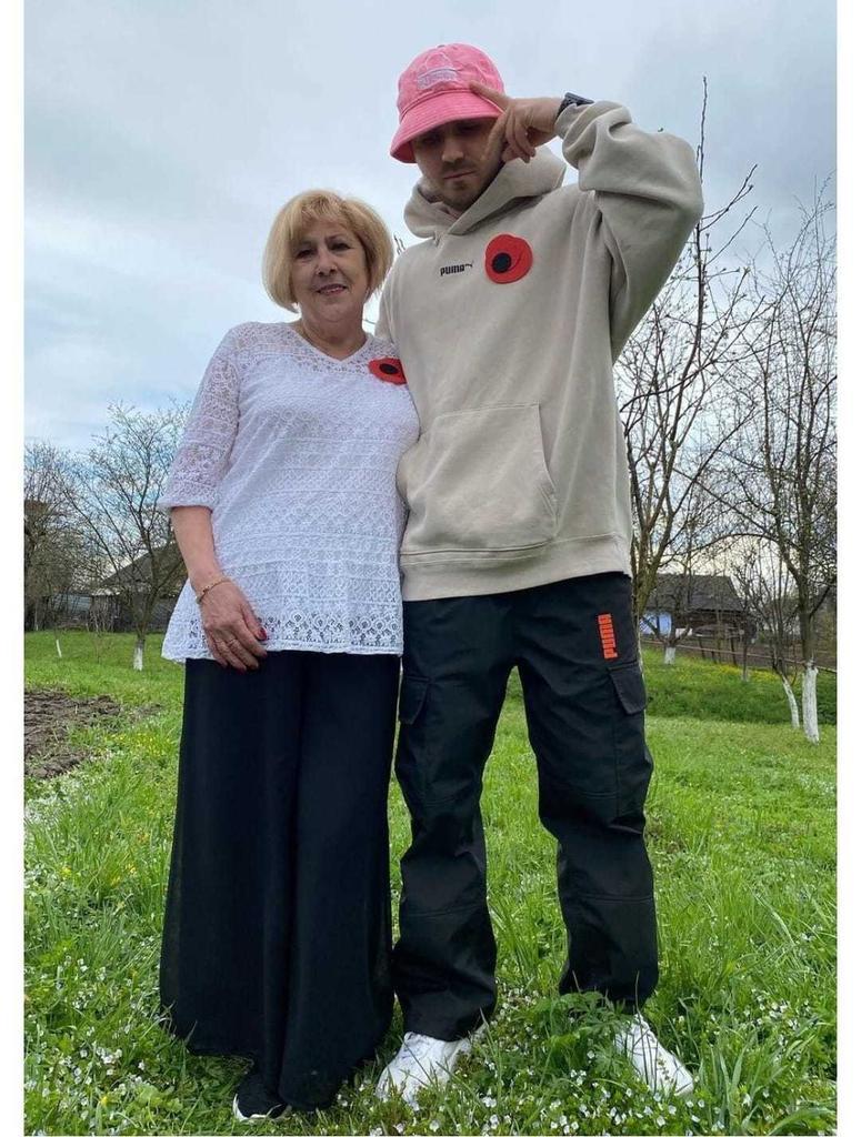 El líder de la banda ucraniana, Oleh Psiuk, junto a su madre, "Stefania"