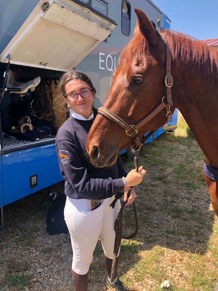 Claudia momentos antes de la competición de saltos en el centro hípico Equus Duri con su caballo
