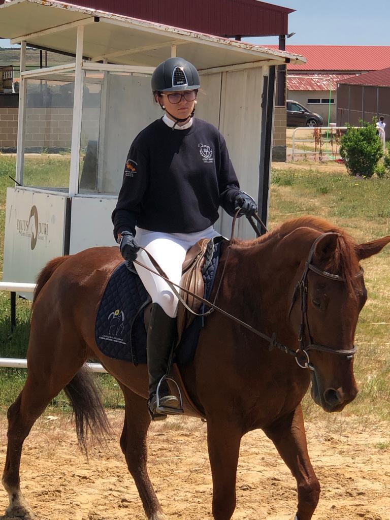 Claudia momentos antes de la competición de saltos en el centro hípico Equus Duri con su caballo