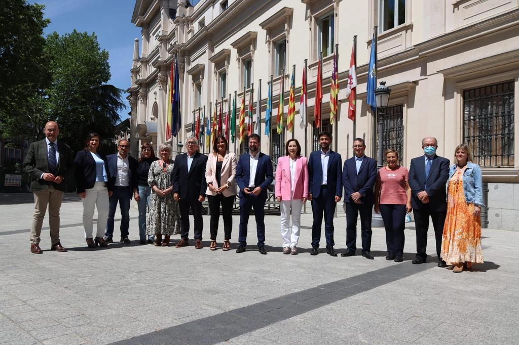 Luis Tudanca y Ana Sánchez durante un encuentro de trabajo con el grupo de senadores de Castilla y León