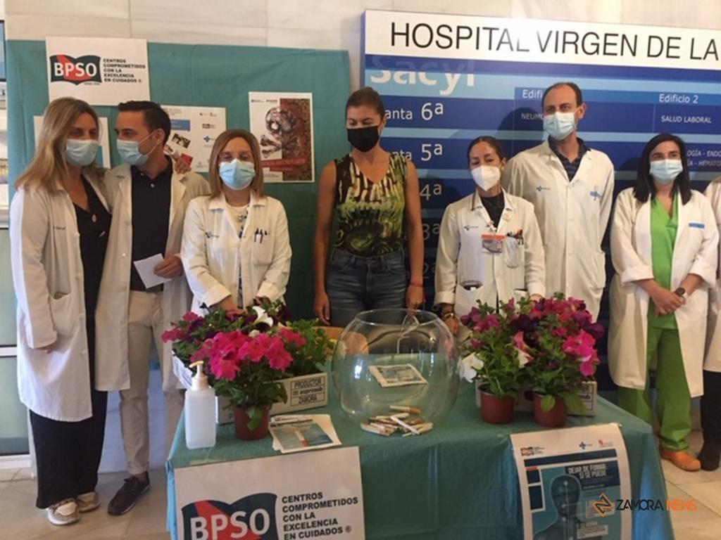 Clara San Damián y Motserrat Chimeno junto a los especialistas de Medicina Interna y Neumología en el Día Mundial Sin Tabaco