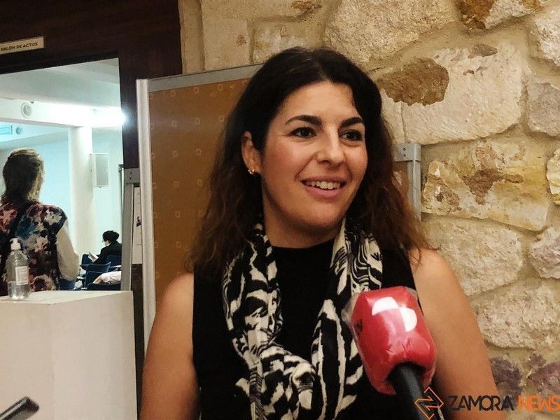 Almudena López, especialista en tintes del centro organizador del seminario