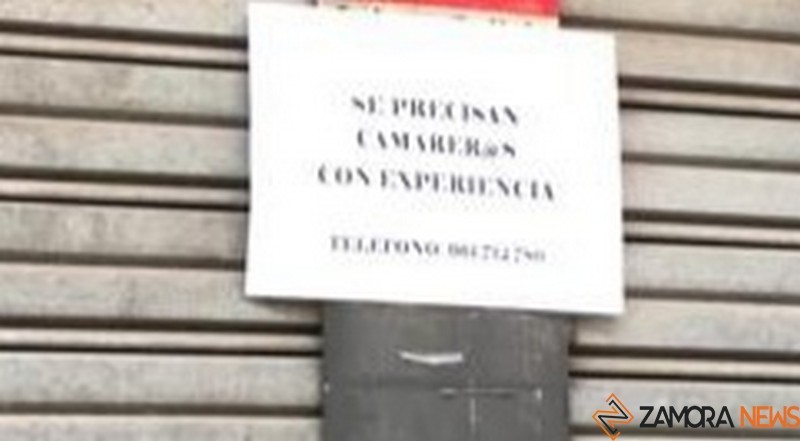 Anuncio colgado en la ciudad