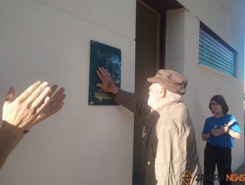 Coomonte, emocionado toca la placa