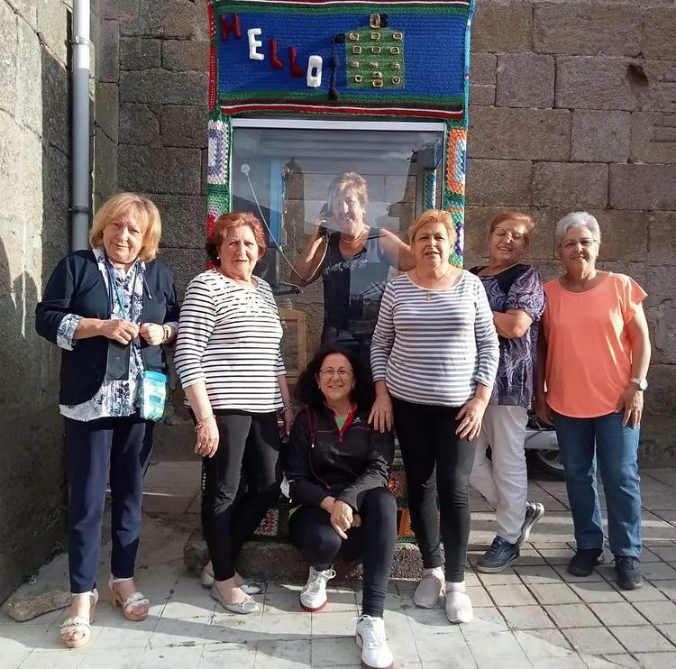 Mujeres de Fermoselle junto a la cabina telefónica que aún se conserva en el municipio. Fotografía: Sara GS