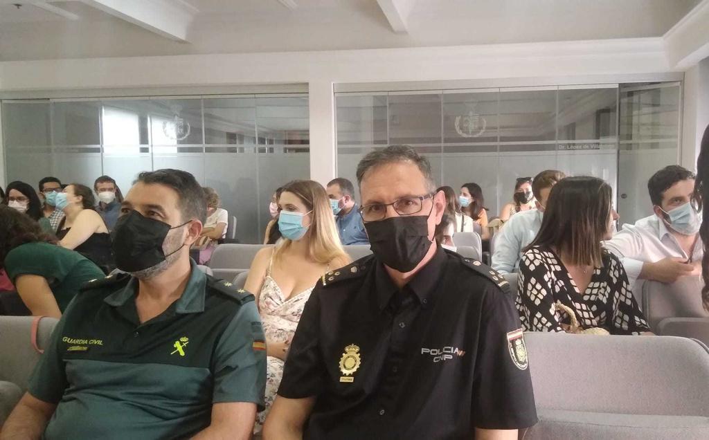 El jefe de la Comandancia de la Guardia Civil de Zamora junto a un policía nacional