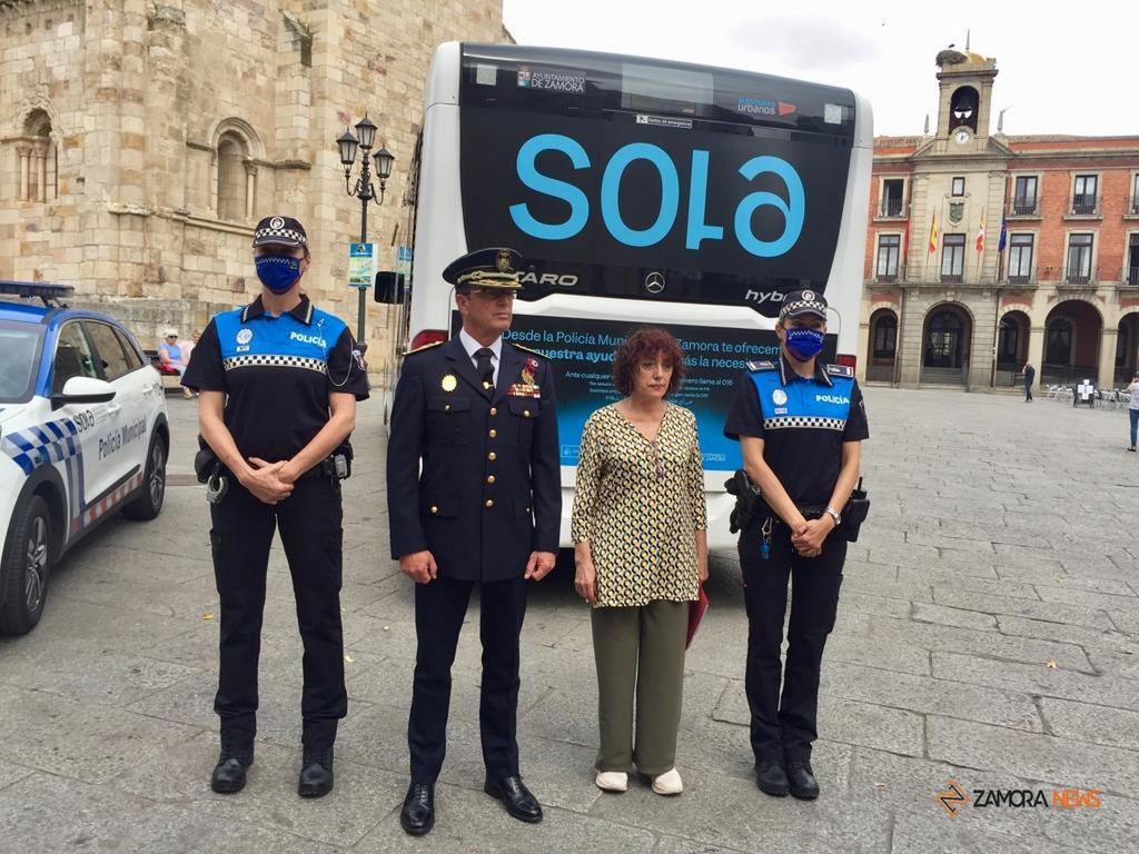 La concejala de Protección Ciudadana, Concha Rosales, y el jefe de la Policía Municipal, Tomas Antón, durante la presentación de la tercera campaña VIOGEN