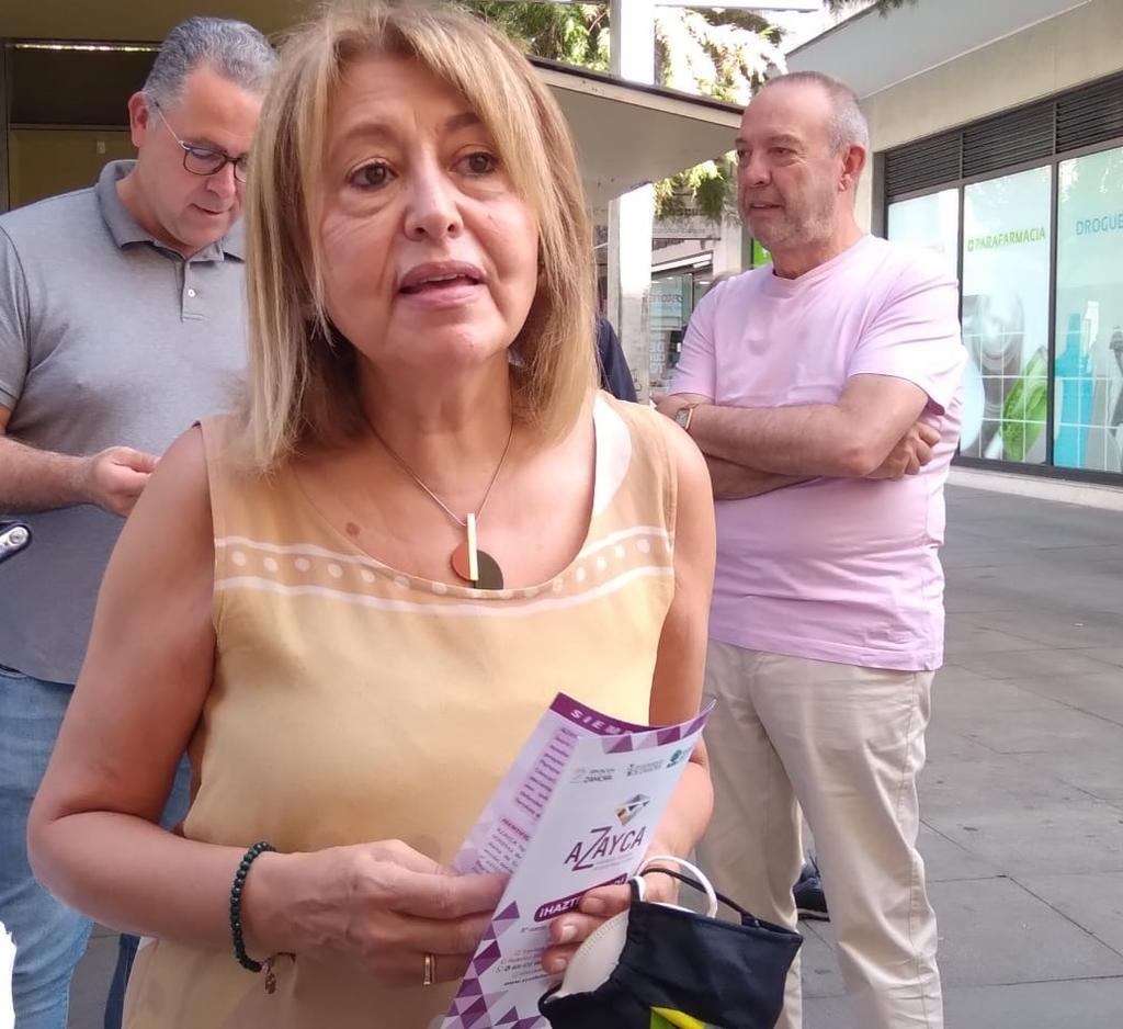 Pilar de la Higuera con los folletos que se reparten en Santa Clara