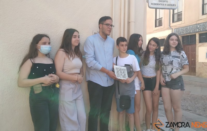 El concejal Pablo Novo con los alumnos de Cheste