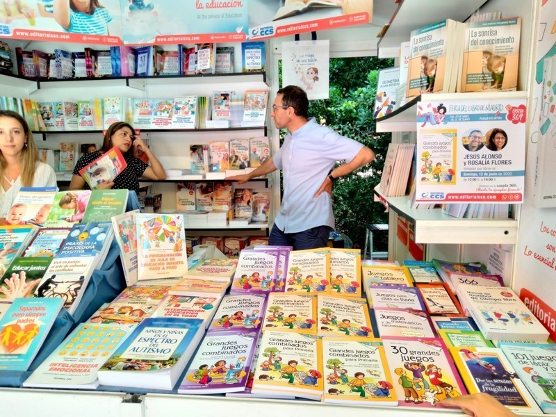 Los dos maestros zamoranos en la caseta de la Feria del Libro de Madrid