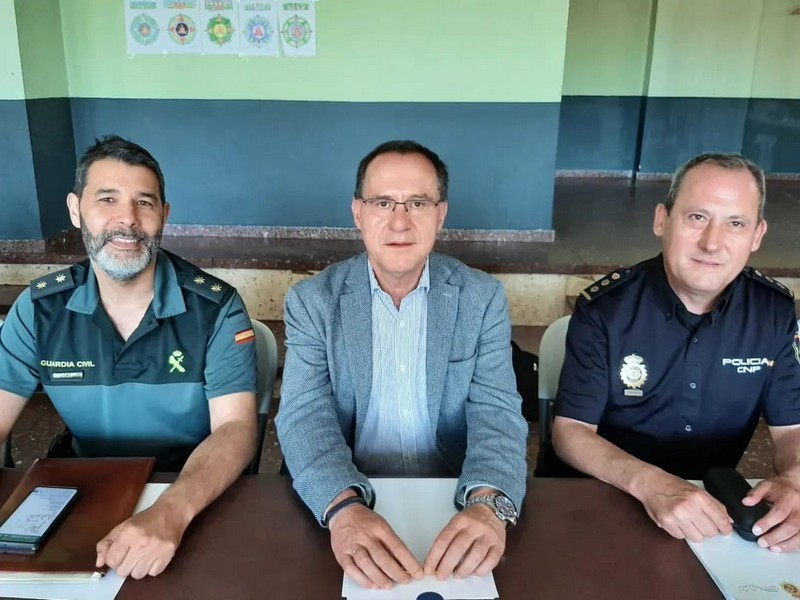 El subdelegado del Gobierno en Zamora, flanqueado por los jefes de la Guardia Civil y la Policía Nacional de Zamora